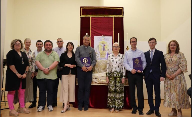 La Cofradía del Niño Jesús dona libros que relatan su historia al Ayuntamiento de Puertollano y al Arcipreste local