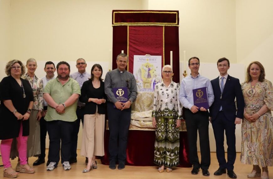 La Cofradía del Niño Jesús dona libros que relatan su historia al Ayuntamiento de Puertollano y al Arcipreste local