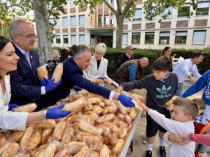 Puertollano Festeja el Santo Voto: Distribución de Panes, Estofado y Homenaje a Manuel Prior y la Policía Nacional