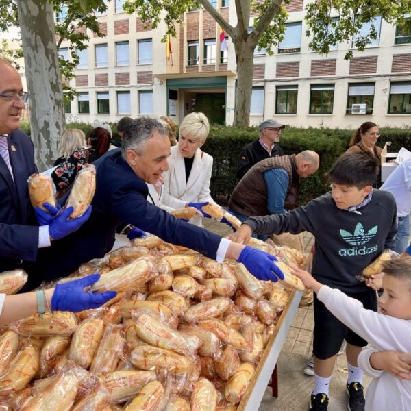 Puertollano Festeja el Santo Voto: Distribución de Panes, Estofado y Homenaje a Manuel Prior y la Policía Nacional