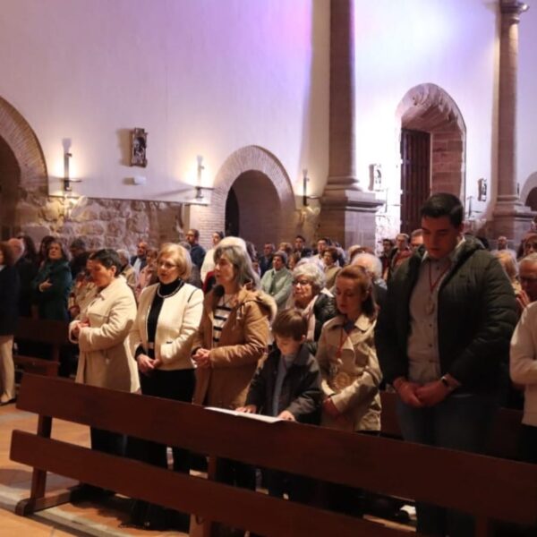 Reconocimiento a Nuevos Miembros: Dieciocho Individuos Honrados con la Medalla de la Hermandad de la Vera Cruz y Nuestra Señora de la Soledad