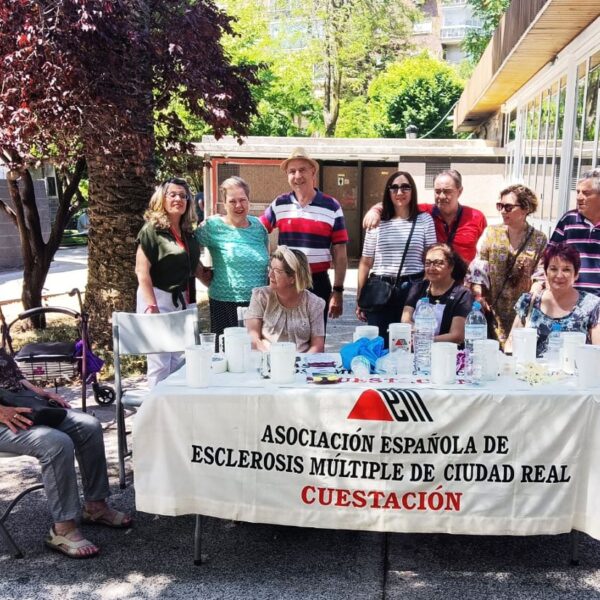 Solidaridad en Puertollano: Apoyo Colectivo en el Día Internacional de la Esclerosis Múltiple