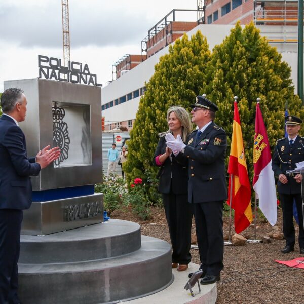 Puertollano sella su “vínculo irrompible” con la Policía Nacional con un monumento con motivo del bicentenario del Cuerpo