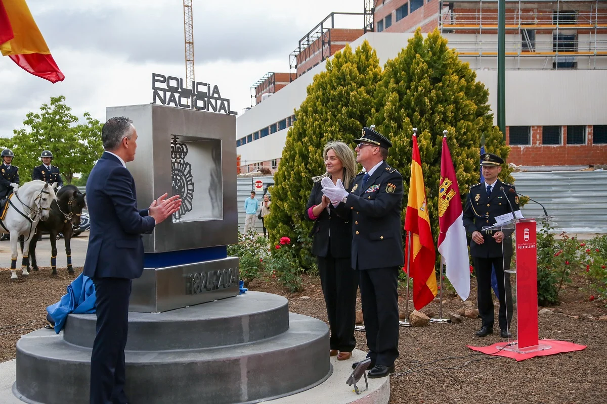 Puertollano sella su “vínculo irrompible” con la Policía Nacional con un monumento con motivo del bicentenario del Cuerpo