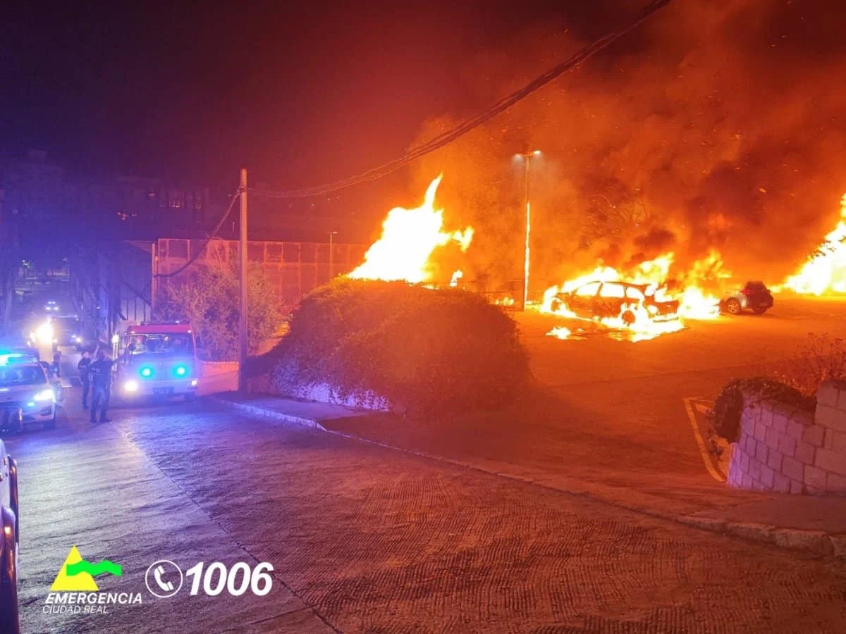 Cuatro Vehículos Incinerados en Incendio de Parking Público en Puertollano