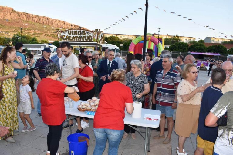 Fiestas de San Juan en la Barriada Fraternidad: Verbena, Espuma, Hoguera y Devoción
