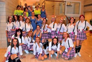 Fin de Curso Festivo: 250 Estudiantes de Educación de Adultos Celebran con Música y Baile