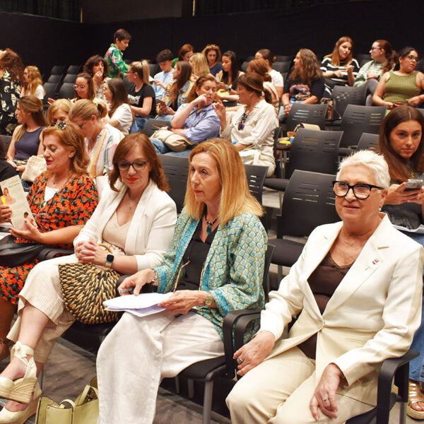 Reconociendo el Impacto Vital de las Matronas en la Salud Femenina a lo Largo de la Vida: Reflexiones de una Jornada Especializada