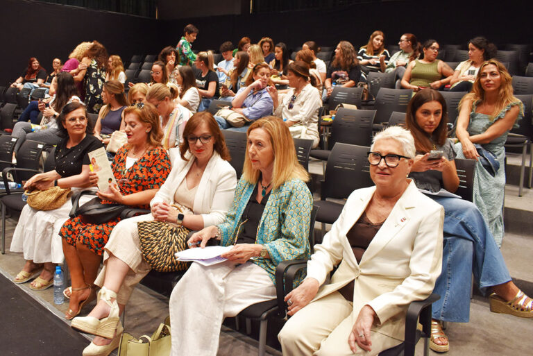Reconociendo el Impacto Vital de las Matronas en la Salud Femenina a lo Largo de la Vida: Reflexiones de una Jornada Especializada