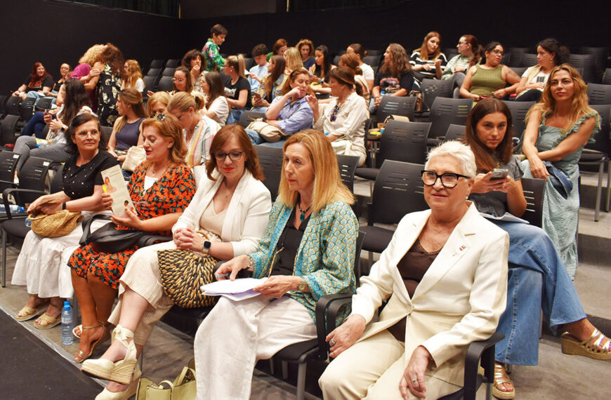 Reconociendo el Impacto Vital de las Matronas en la Salud Femenina a lo Largo de la Vida: Reflexiones de una Jornada Especializada