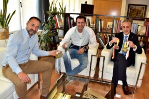 Víctor Castro Recibe Enhorabuena del Alcalde por sus Recientes Triunfos en Atletismo