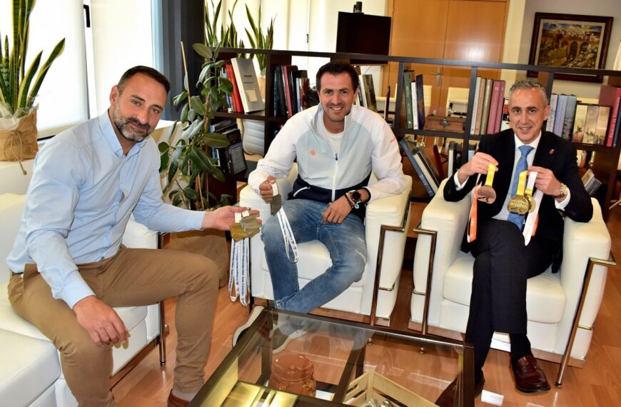 Víctor Castro Recibe Enhorabuena del Alcalde por sus Recientes Triunfos en Atletismo