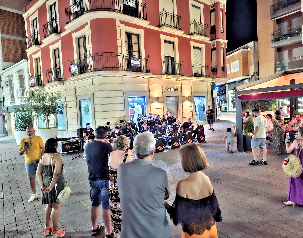 Basement inaugura el programa ‘Música en la calle’ con una vibrante noche de blues y swing