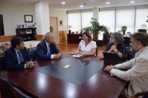 El Gobierno regional y Repsol Puertollano unidos por la descarbonización industrial