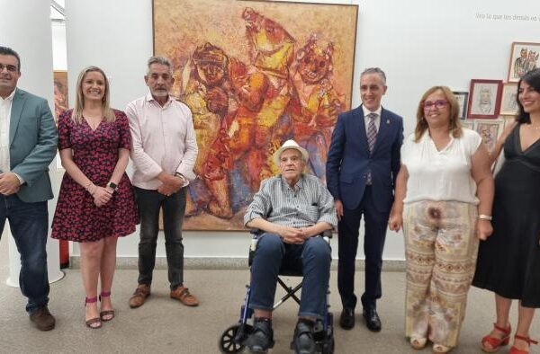 El gobierno regional rinde homenaje al artista Manuel Prior con la exposición ’70 años de pintura, desvelando lo que la realidad esconde’