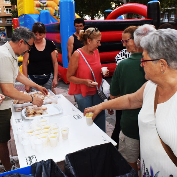 Fiesta y Alegría en Santa Ana: La Plaza María Auxiliadora Brilla en el Corazón de las Verbenas Nocturnas