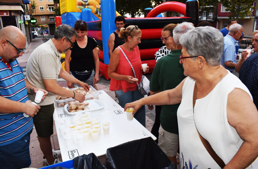 Fiesta y Alegría en Santa Ana: La Plaza María Auxiliadora Brilla en el Corazón de las Verbenas Nocturnas