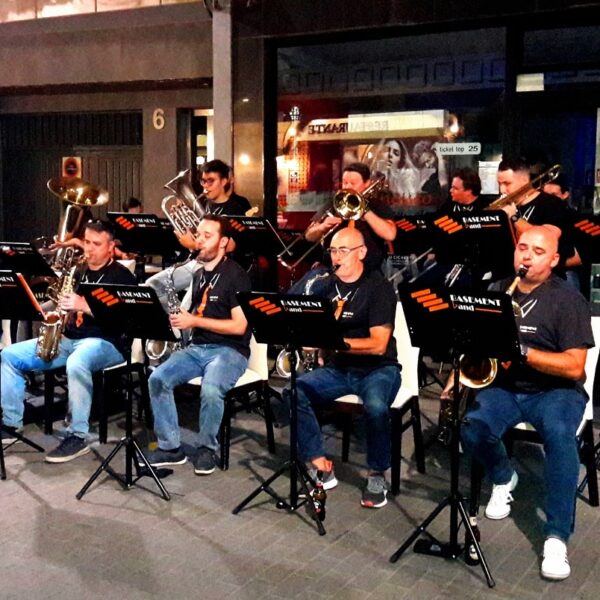 La Calzada vibra al ritmo de ‘Basement’ en una inolvidable noche de big band cada viernes