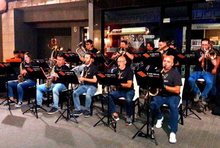 La Calzada vibra al ritmo de ‘Basement’ en una inolvidable noche de big band cada viernes