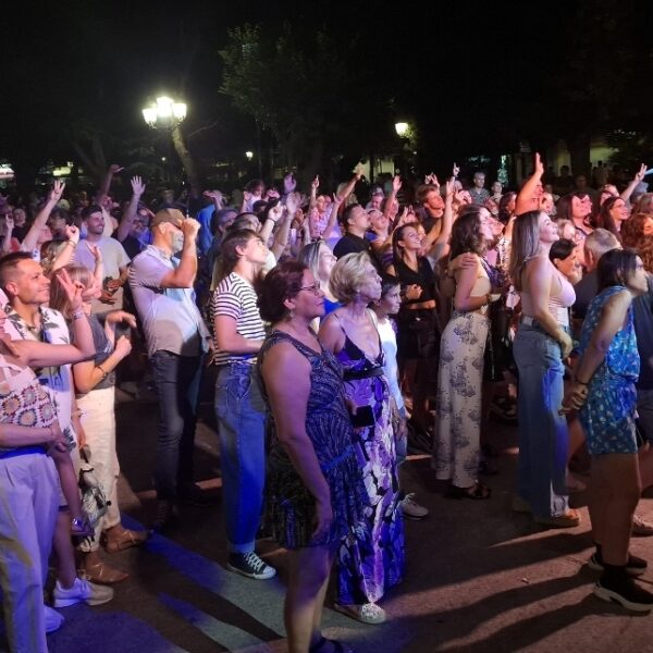 «Lobos Band» desata el poder de las seis cuerdas con un homenaje a los éxitos de Leiva y Pereza