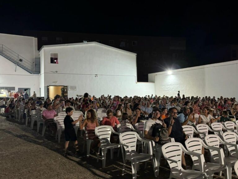 Cine al Aire Libre Atrae a Multitud con Proyección de ‘Cazafantasmas’