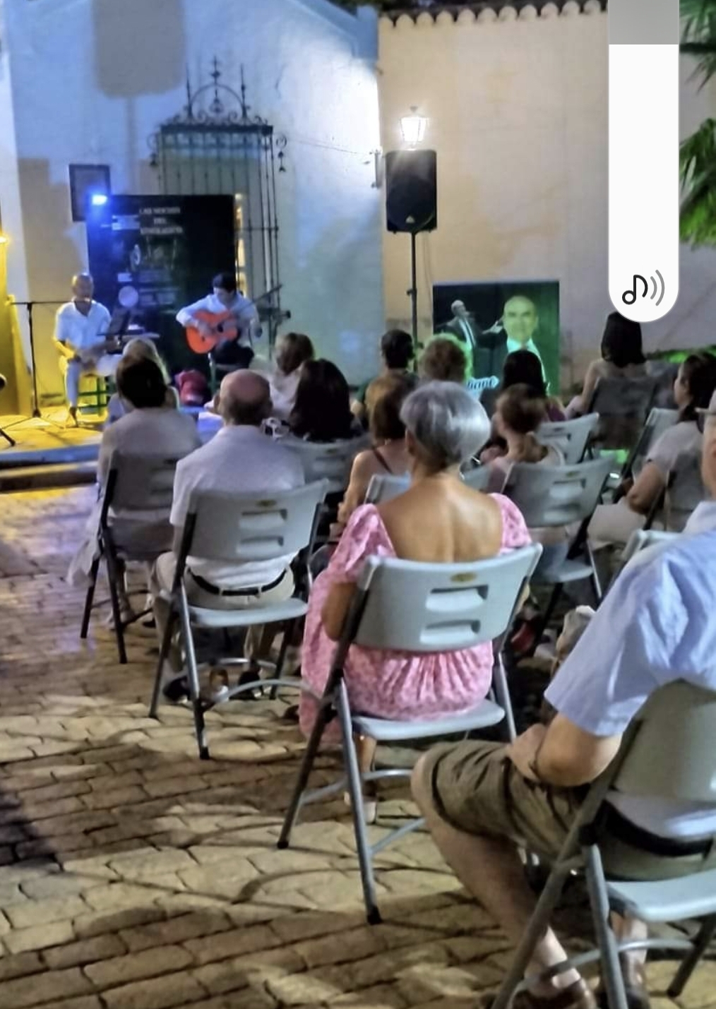 Emiliano López cautiva con su voz flamenca en los jardines del Museo Etnológico