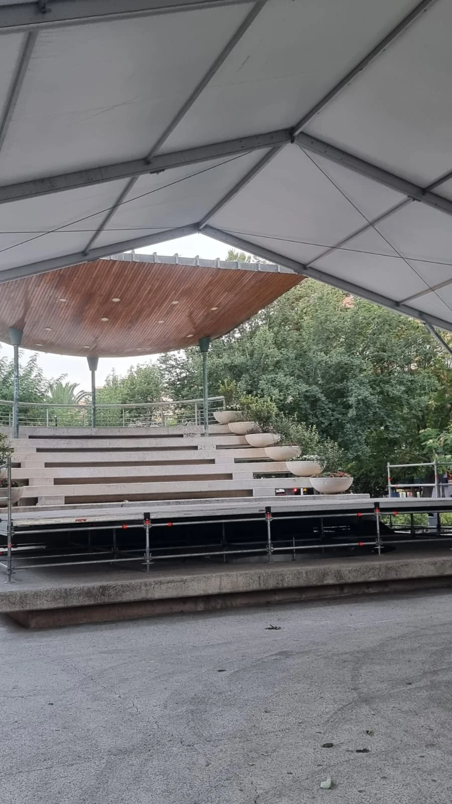 Arranca la Cuenta Regresiva para las Fiestas Patronales con la Instalación de la Carpa en la Concha de la Música