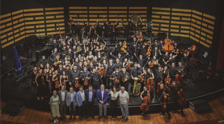 El Triunfo Musical de Valencia: La Joven Orquesta Sinfónica Encanta con su Magistral Ejecución