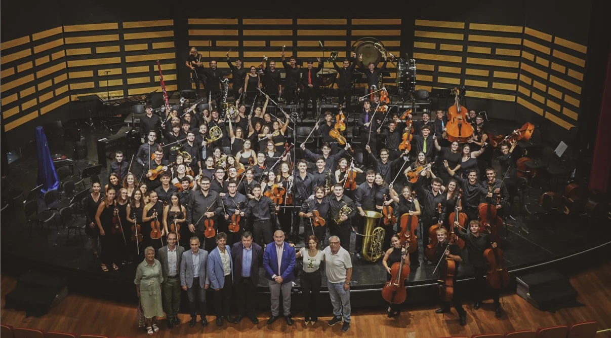 El Triunfo Musical de Valencia: La Joven Orquesta Sinfónica Encanta con su Magistral Ejecución