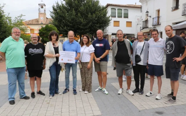 Pareja (Guadalajara) dona la recaudación de su paella solidaria a Proyecto Hombre
