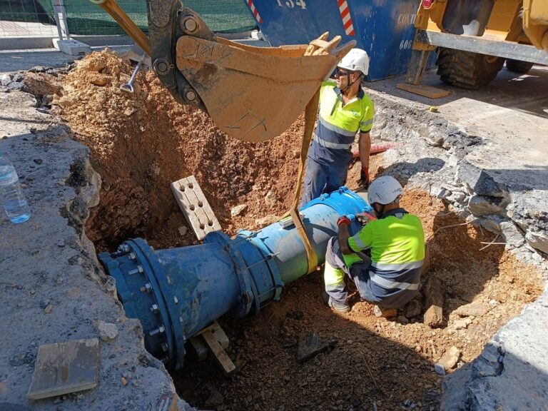 Restauración del Suministro: El Agua Vuelve a las Casas al Amanecer Después de Reparar la Avería en la Tubería Principal