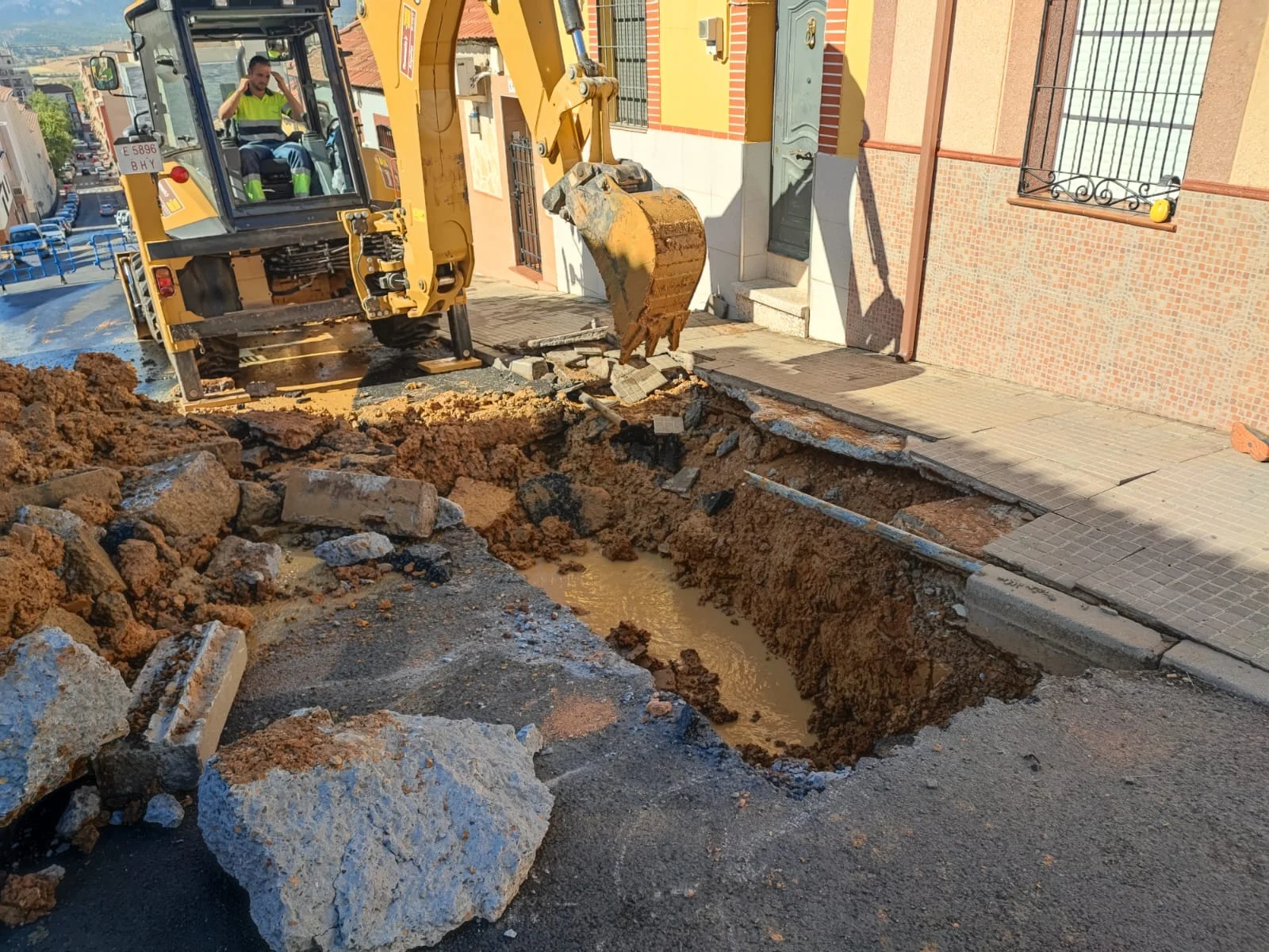 Suspensión del Suministro de Agua en Tres Barriadas debido a Significativa Tubería Rota