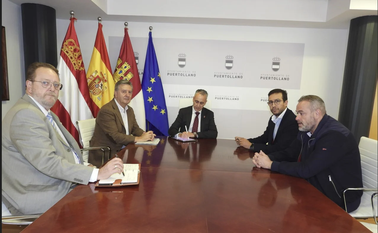 Alcalde dialoga con miembros de FEPU para abordar impacto del concurso de acreedores de Navec