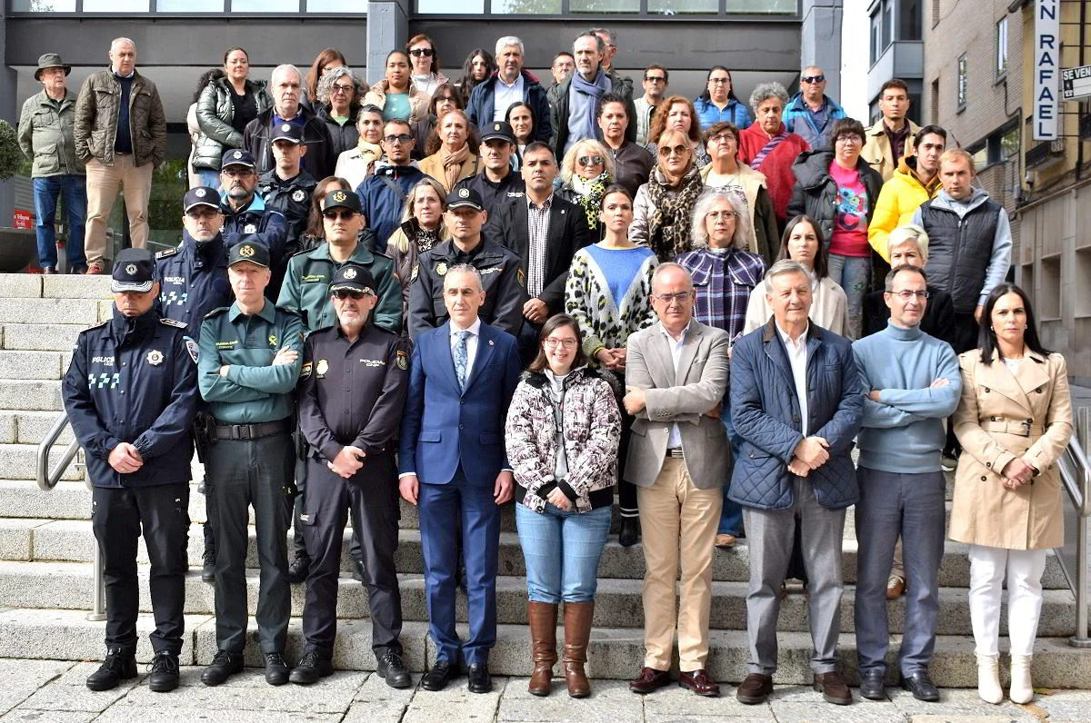 Homenaje comunitario: La Corporación y residentes locales se unen en vigilia por las víctimas del devastador temporal