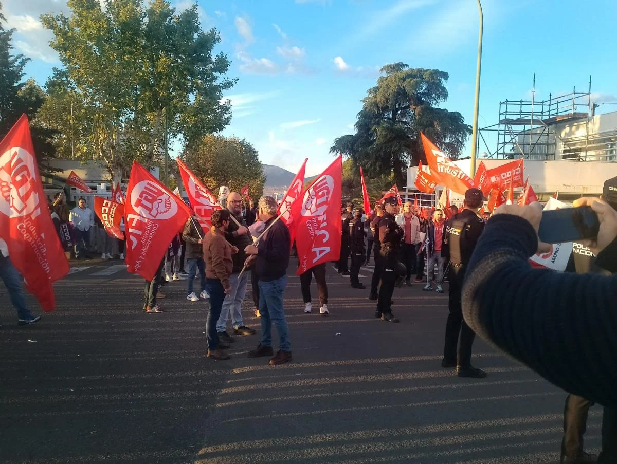 La huelga indefinida en Navec comienza con un respaldo total de los trabajadores
