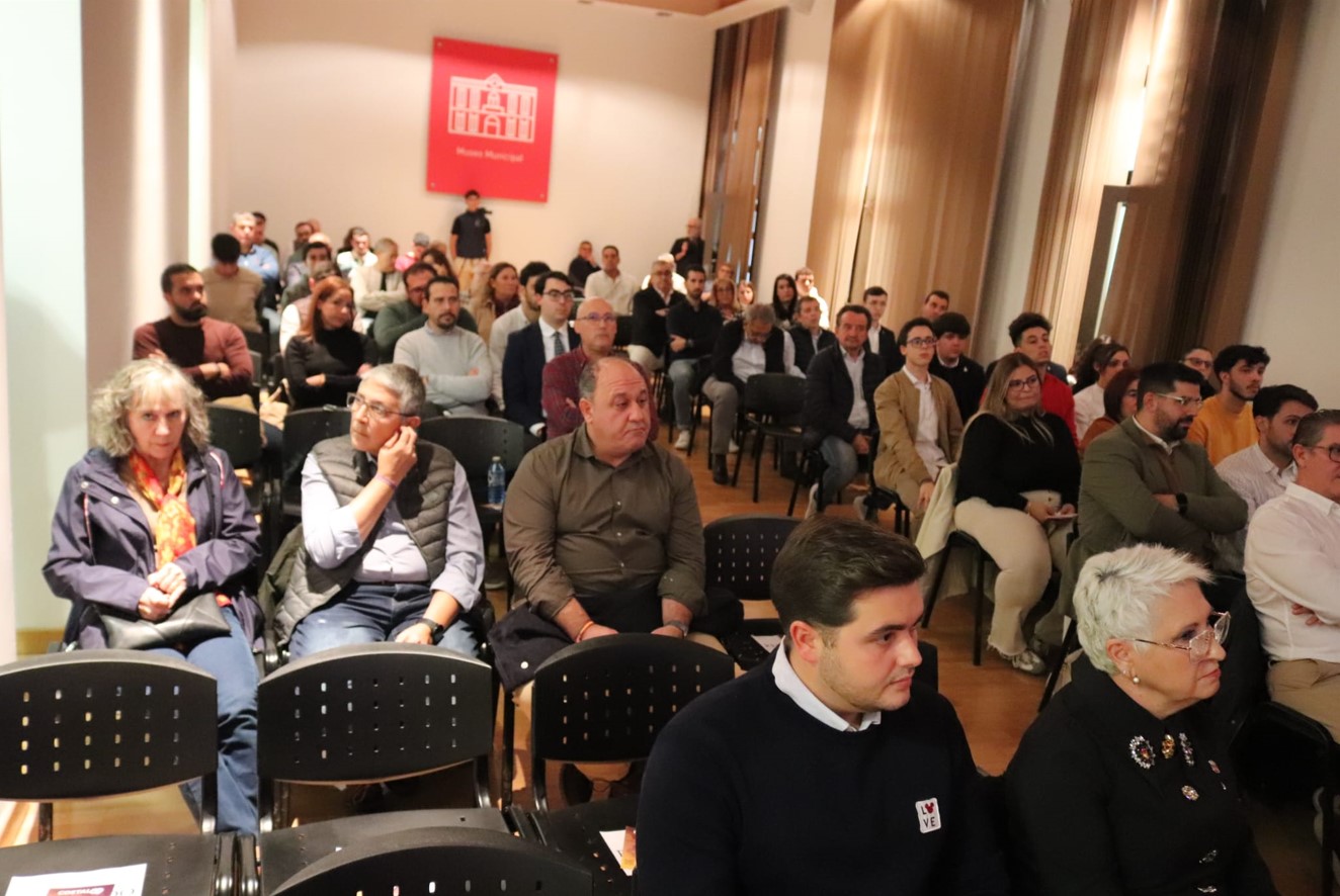 Encuentro de Pasión: La Reunión Elite de Capataces y Costaleros en la Tertulia Cofrade 13500