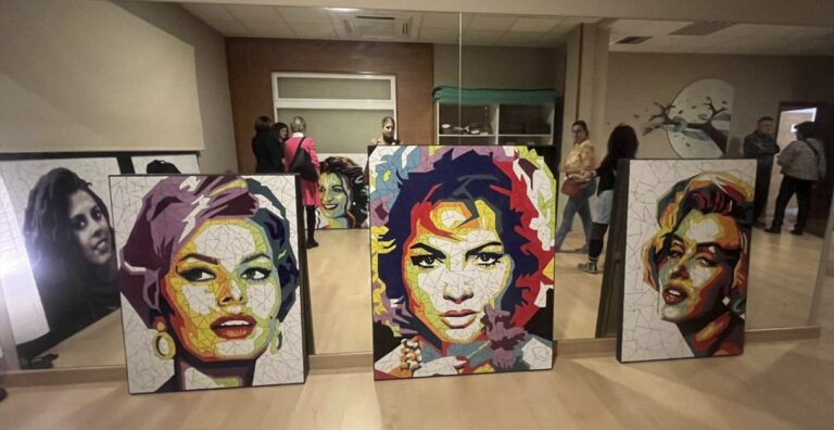 «Retratos en Mosaico»: La Exposición de Estefanía Sanz en el Centro Ishvara