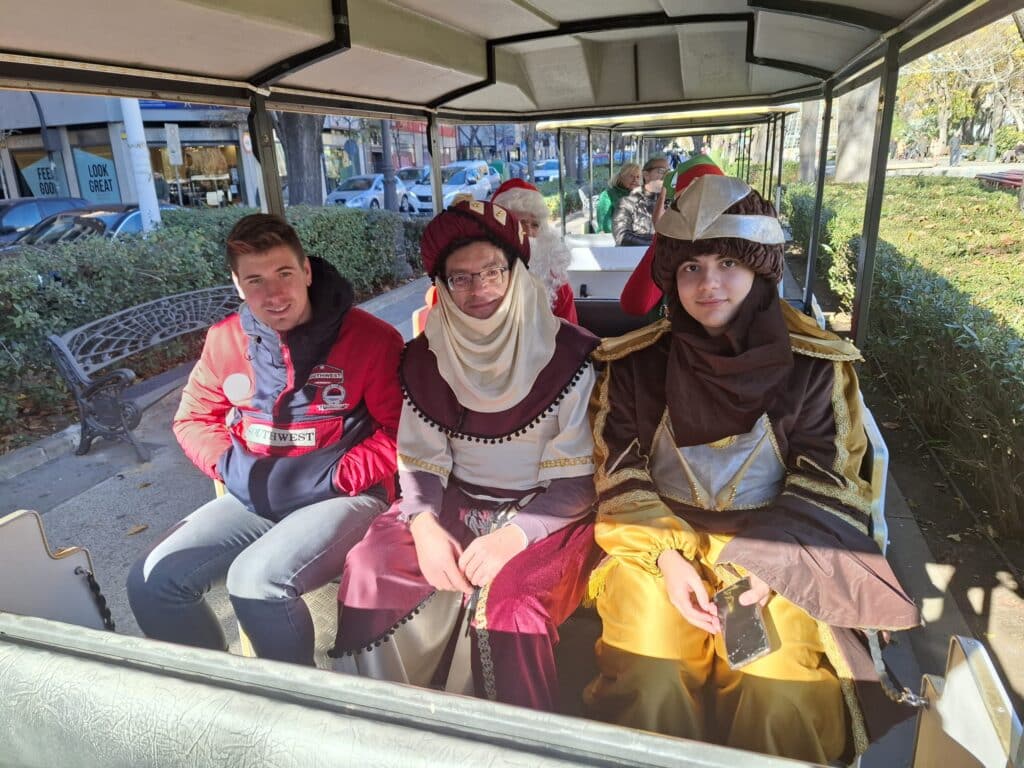 El Tren Turístico de Navidad Inaugura su Viaje con un Pasaje de Ensueño: El Séquito Real de Oriente y Papá Noel