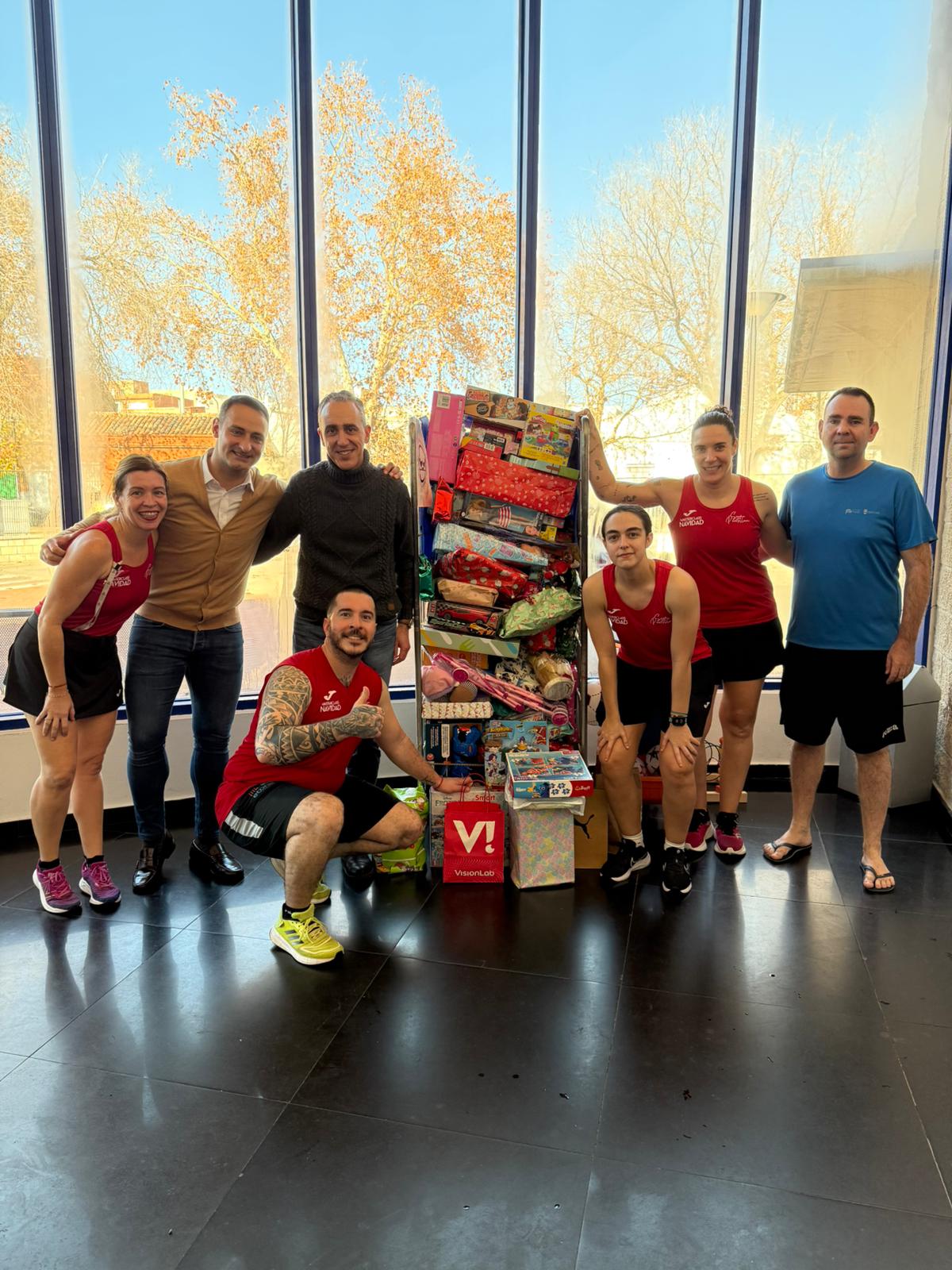 Éxito solidario: más de 200 asistentes en la MasterClass navideña de natación en la piscina Modesto Eiroa