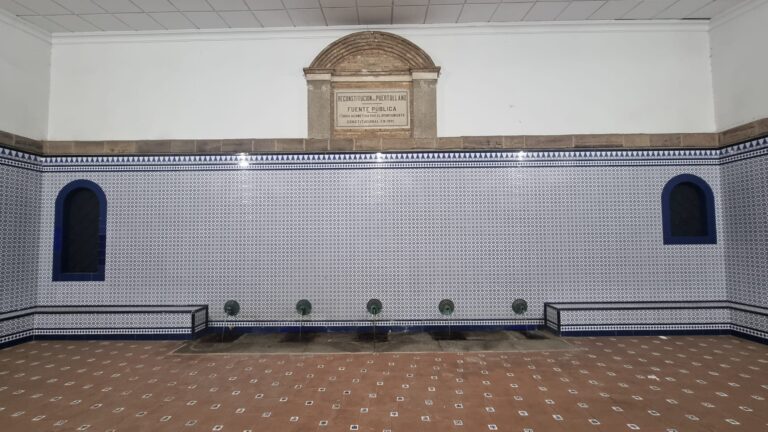 La Fuente de los Cinco Caños: Un espectáculo nocturno que realza su encanto histórico