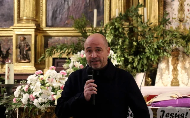 Los niños de Pastrana encienden la primera Navidad con pregón de la villa ducal