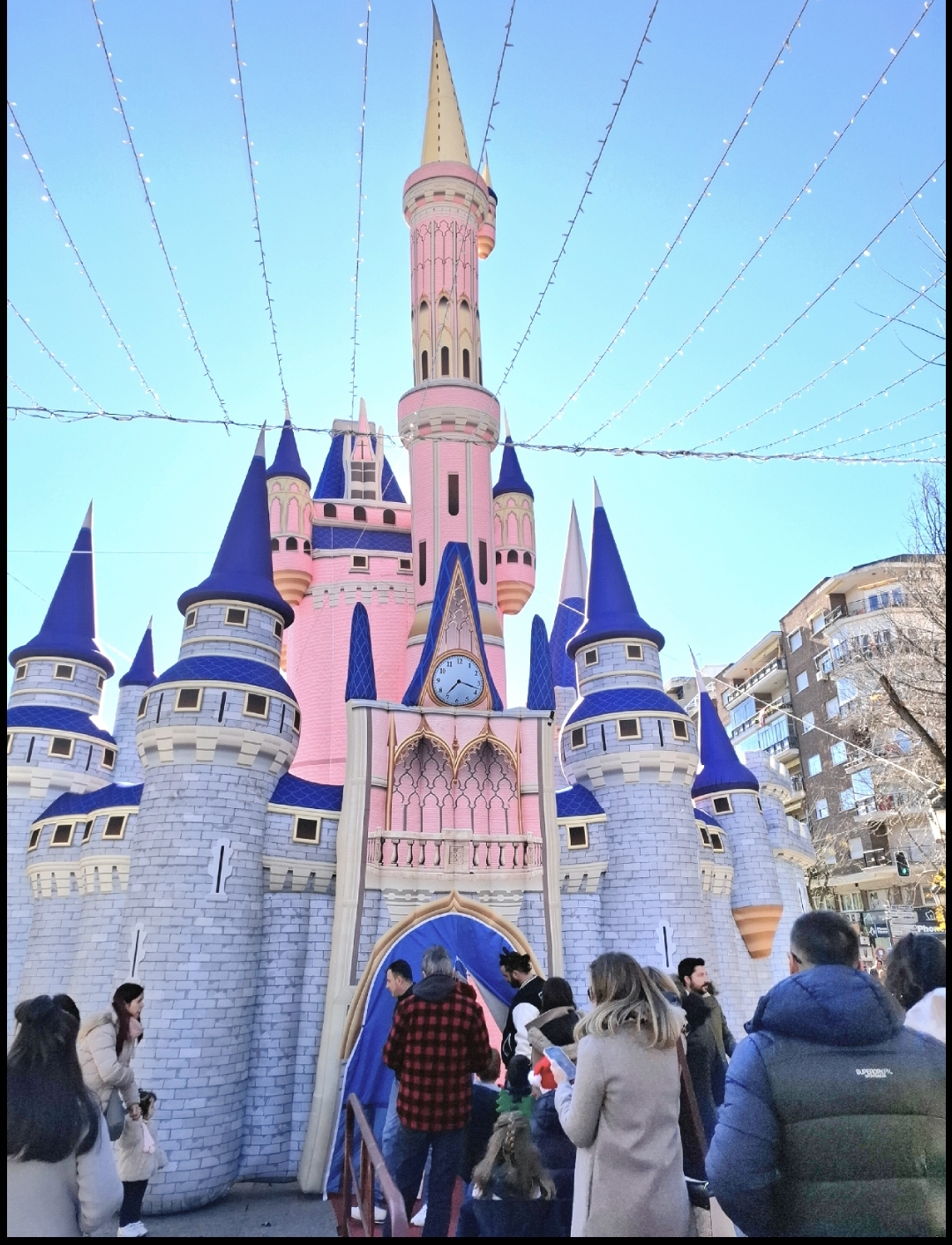 Mickey y Minnie Encienden la Magia Navideña en el Castillo de los Sueños
