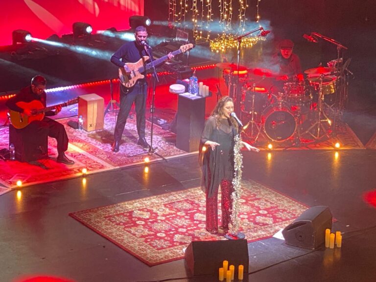Niña Pastori deslumbra y llena de espíritu navideño el Auditorio de Puertollano con su magistral actuación