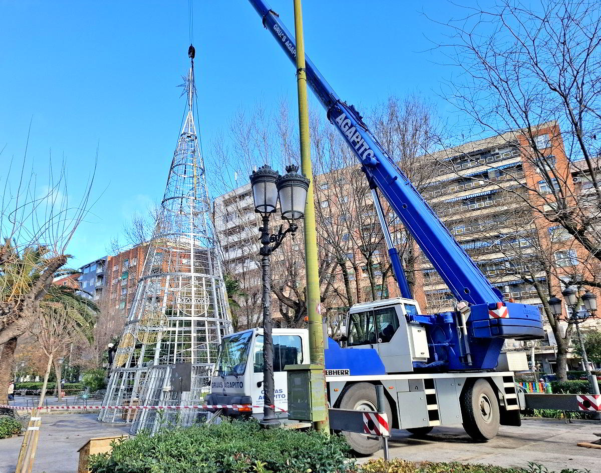 El brillo navideño se despide de Puertollano con el desmontaje del emblemático abeto luminoso