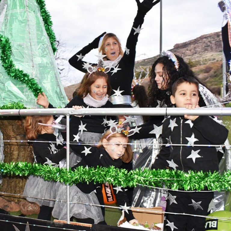 Los colectivos locales se convierten en héroes al rescatar la mágica Cabalgata nocturna