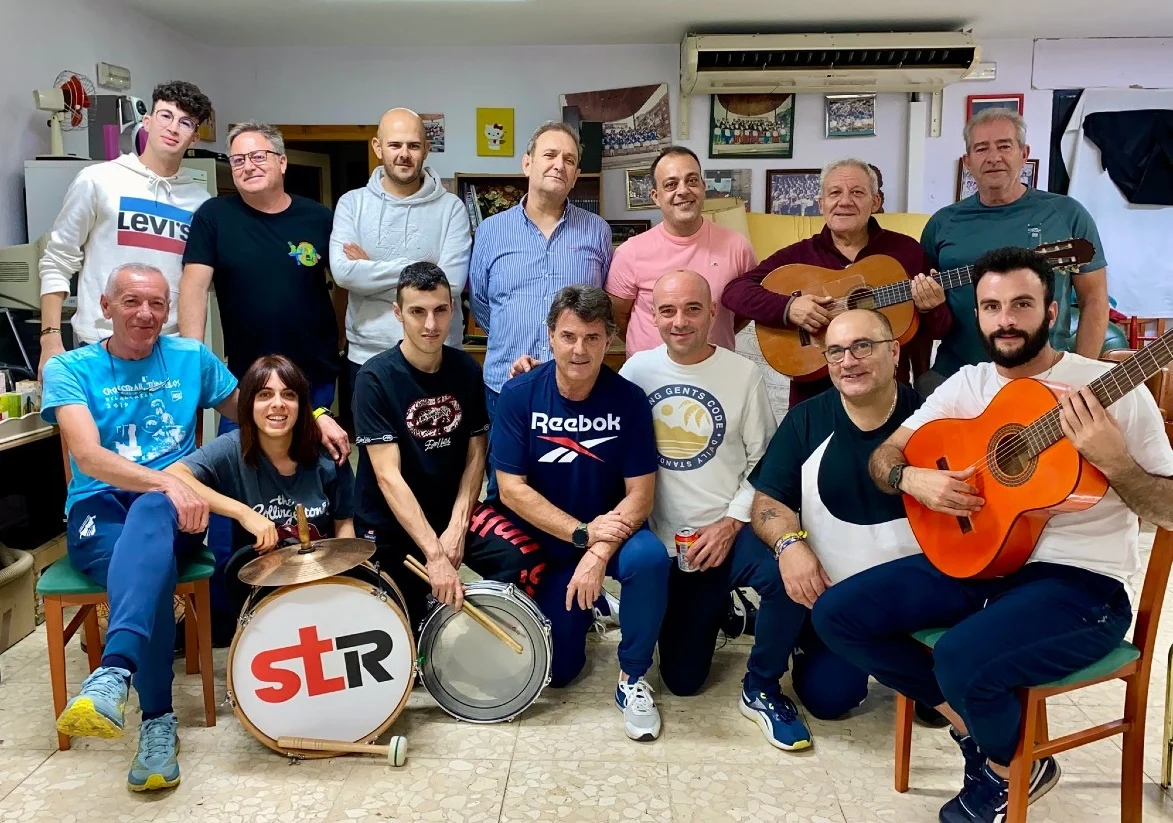 Santa Ana se viste de fiesta: La chirigota ‘Vaya Trola’ estrena repertorio en la noche de carnaval