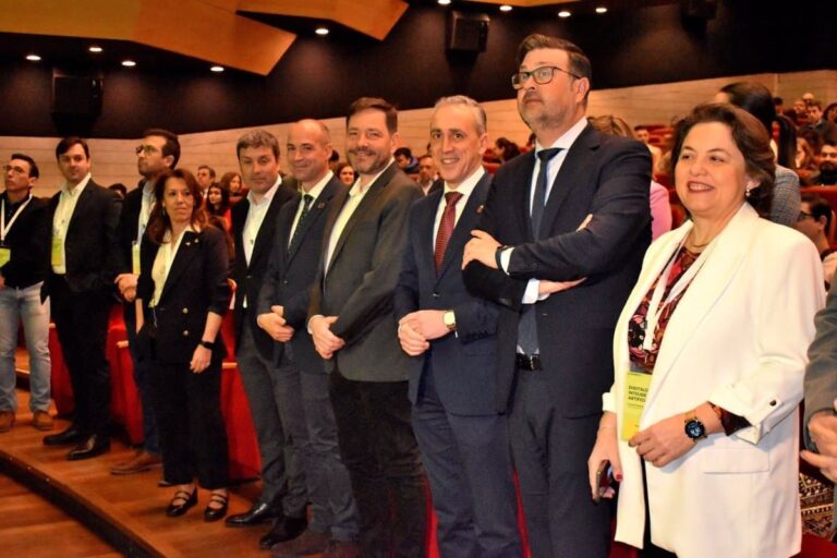 Bill Gates impulsa una planta de almacenamiento energético en Puertollano con la visión de una sociedad innovadora y sostenible.