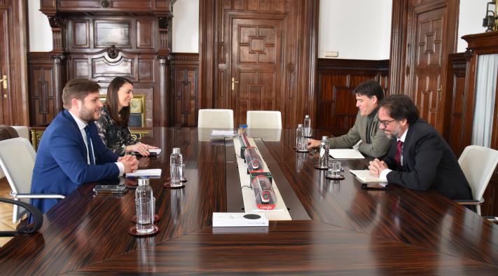 El Gobierno Regional Presenta Iniciativas de Renfe para Optimizar la Movilidad en Zonas Urbanas y Rurales