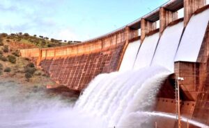 El pantano del Montoro (Ciudad Real) desembalsa agua tras superar los 105 hectómetros cúbicos mediante su labio fijo
