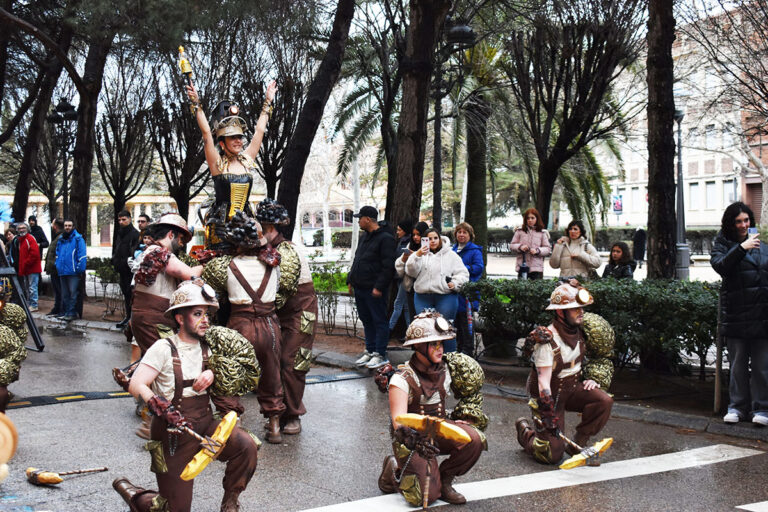 Puertollano persiste a pesar de la lluvia, aunque su desfile de carnaval no alcanza su máximo esplendor